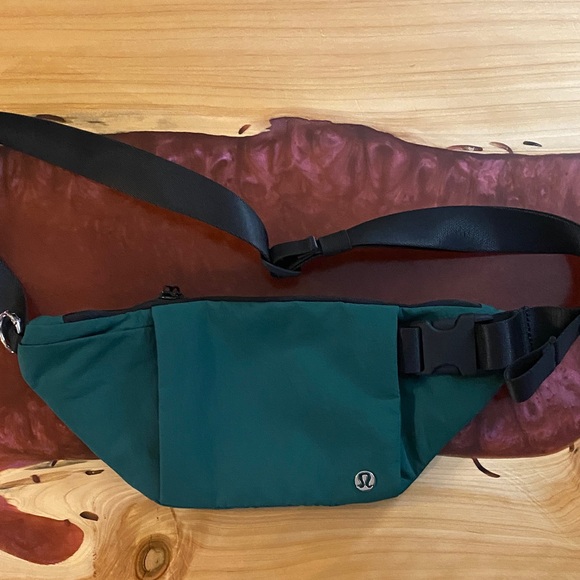 lululemon rare On the Beat Belt Bag Green - Picture 1 of 10